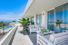 Luxury apartment. Heated Pool. AC. Ocean view!